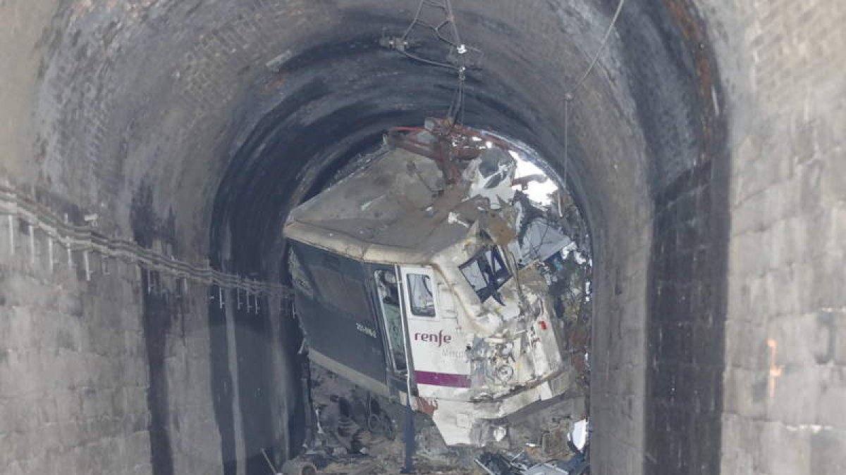La locomotora quedó empotrada contra el lateral del túnel de la línea de León a Asturias. MARCIANO PÉREZ