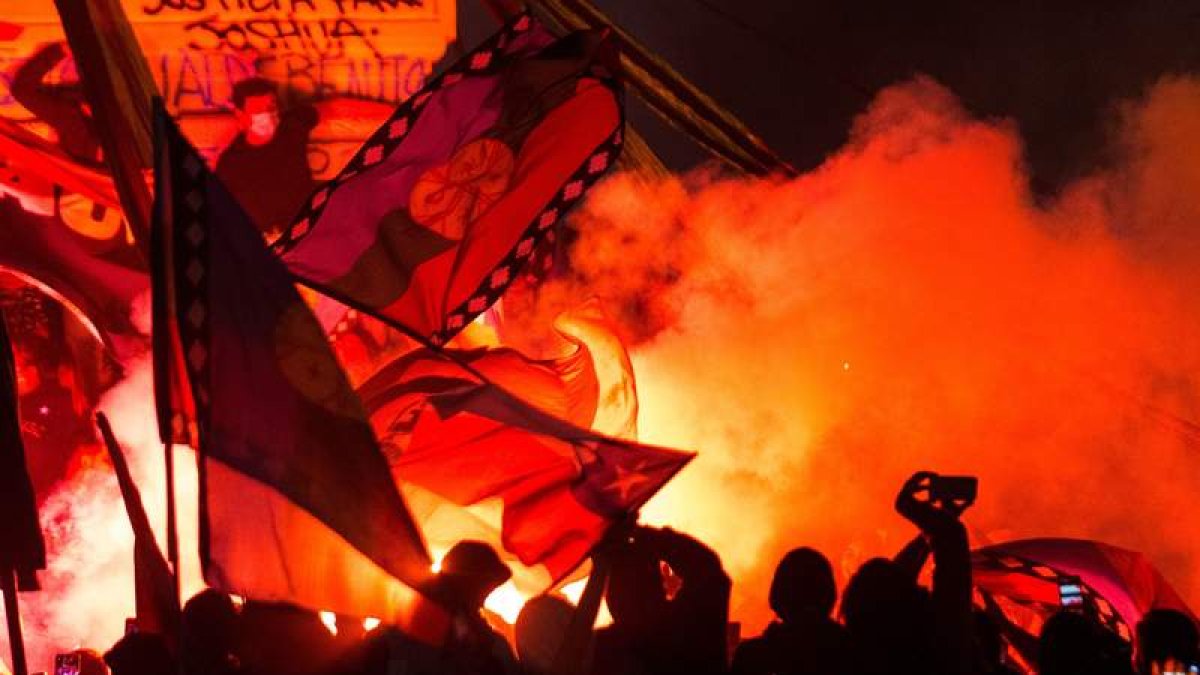 Decenas de chilenos celebran en la calle el resultado. ALBERTO VALDÉS