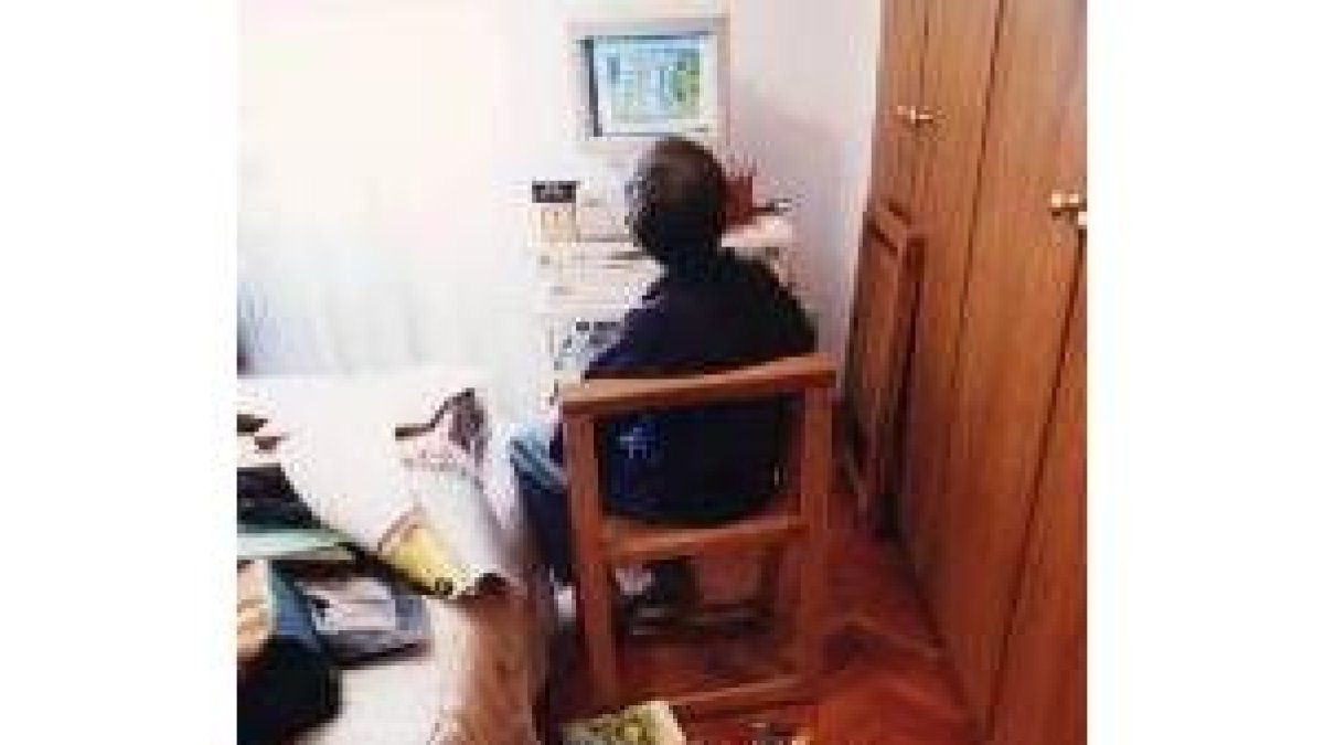 Un niño juega con un ordenador en su habitación