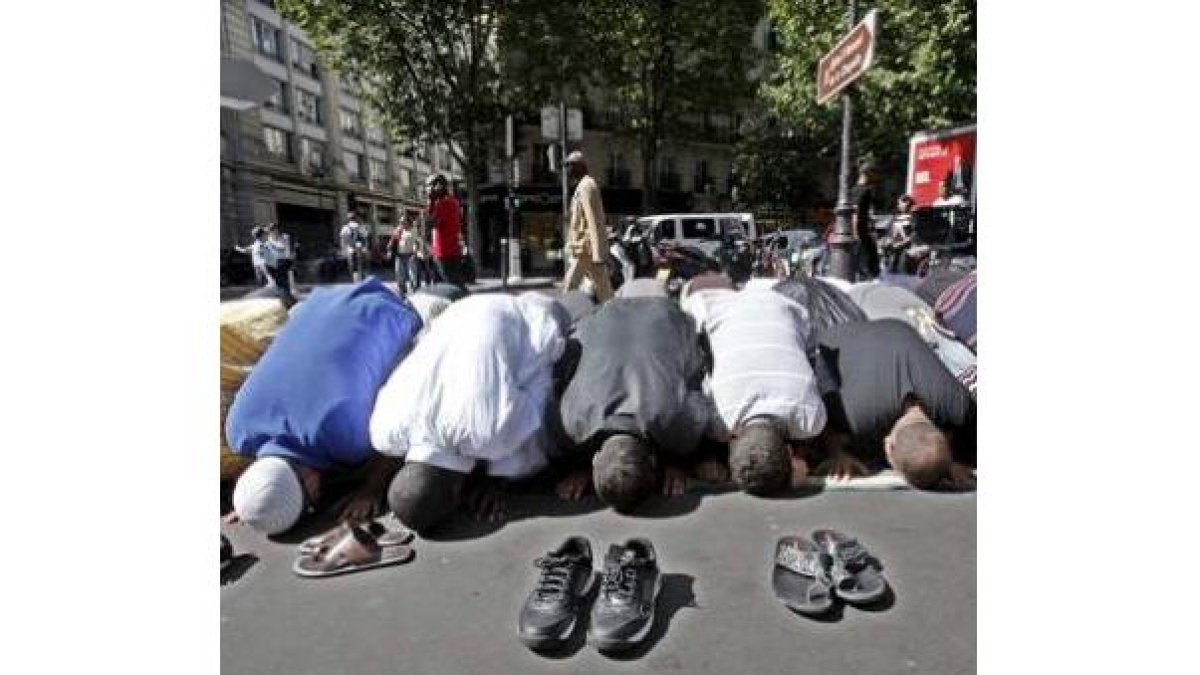 Musulmanes rezan en la calle Rue des Poissoniers, en Paris, para celebrar el «Eid al Firt&raqu