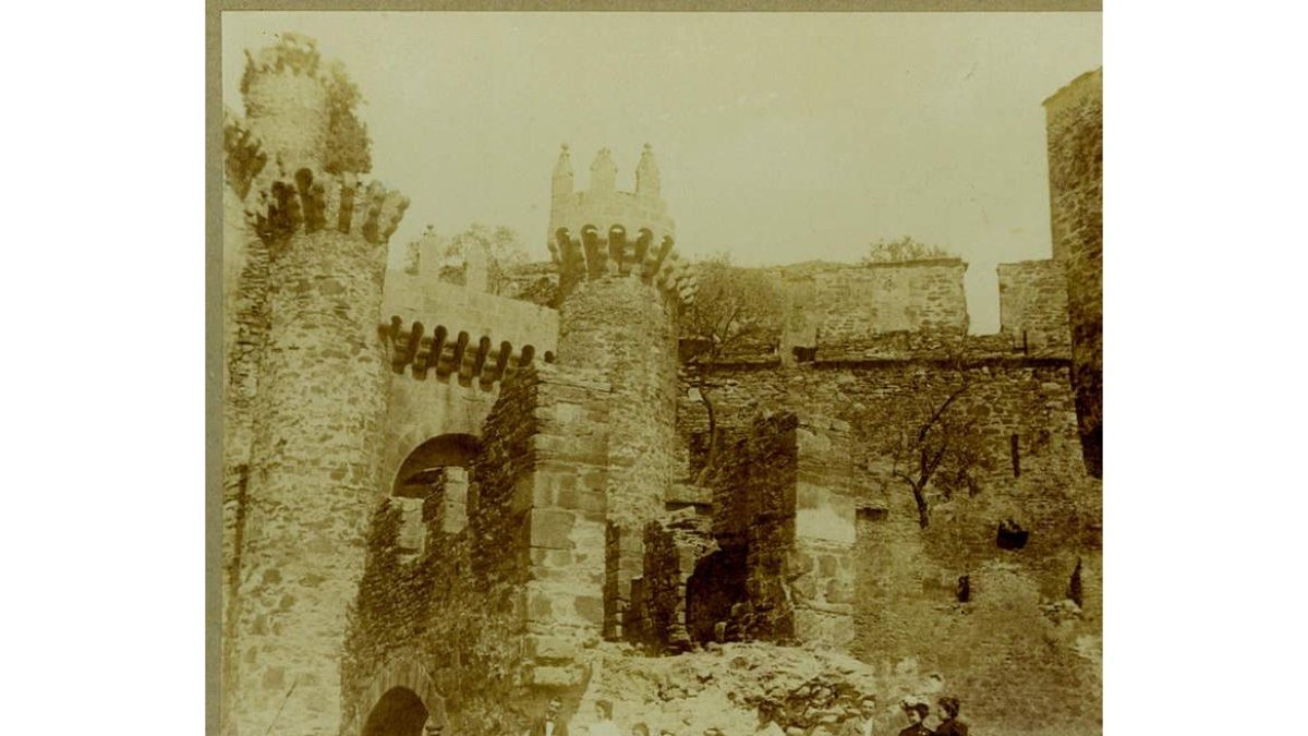 Posado ante las ruinas del Castillo de Ponferrada, todavía con dos arcos y fotos de 1916. BALLINAS/ ANÓNIMO