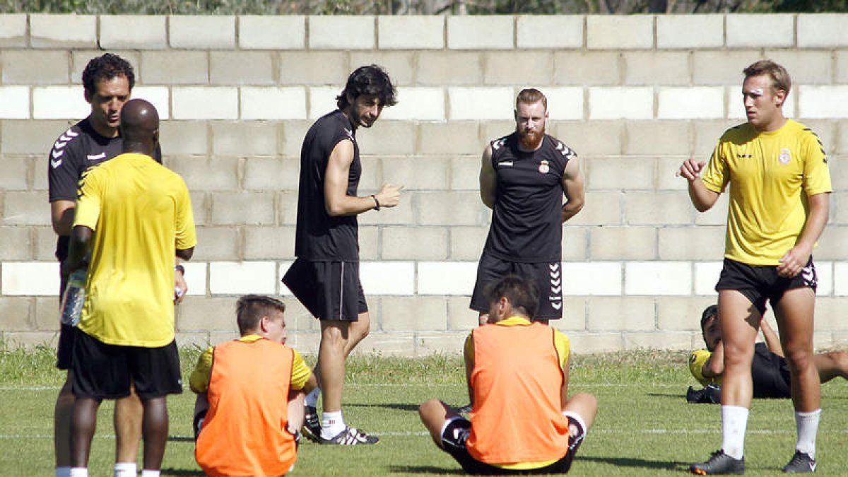 Los jugadores de la Cultural en el entrenamiento de ayer.