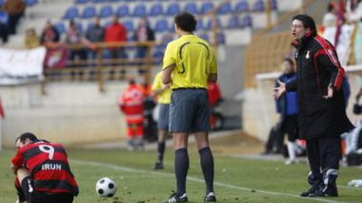 Iñaki Alonso (d) en la última visita del técnico a León en enero del 2009 al frente del Real Unión.