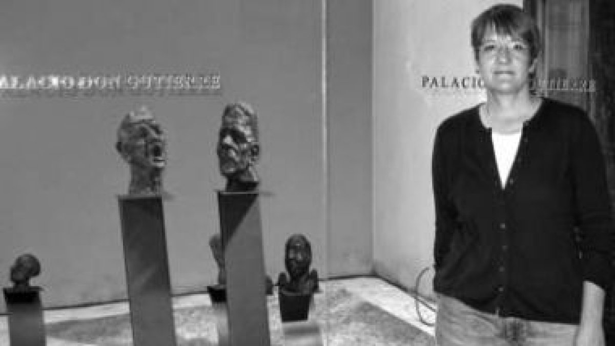 Charo Acera con sus obras en el patio del Palacio de Don Gutierre