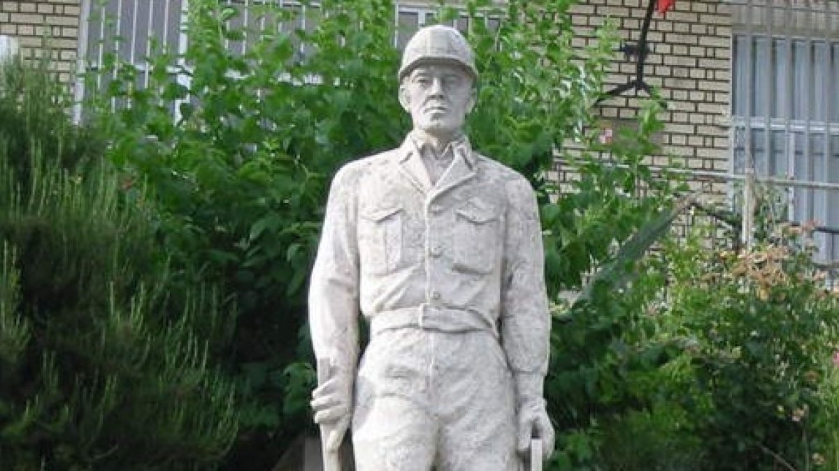 Escultura del Minero de Bembibre, en una imagen reciente. L. DE LA MATA