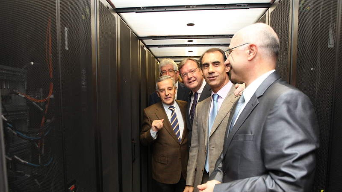 Las autoridades visitan las instalaciones de Caléndula.