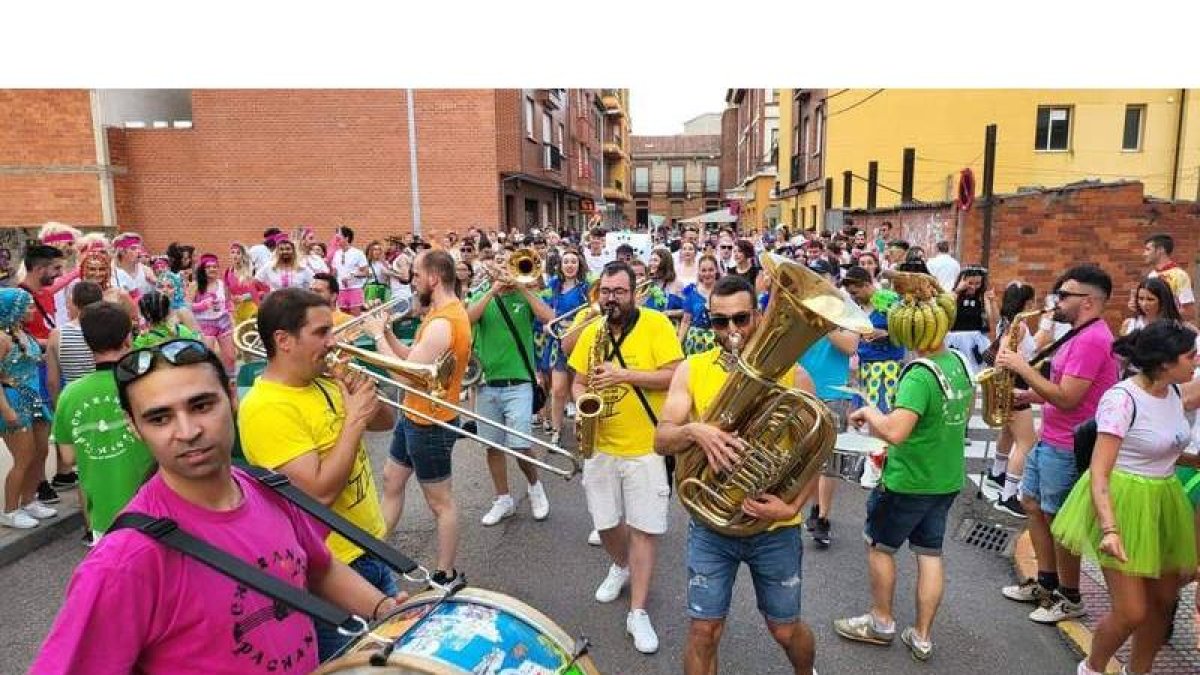 Los miembros de la agrupación Charanga y Pachanga en el correbares de Veguellina de Órbigo del año pasado. CHARANGA Y PACHANGA