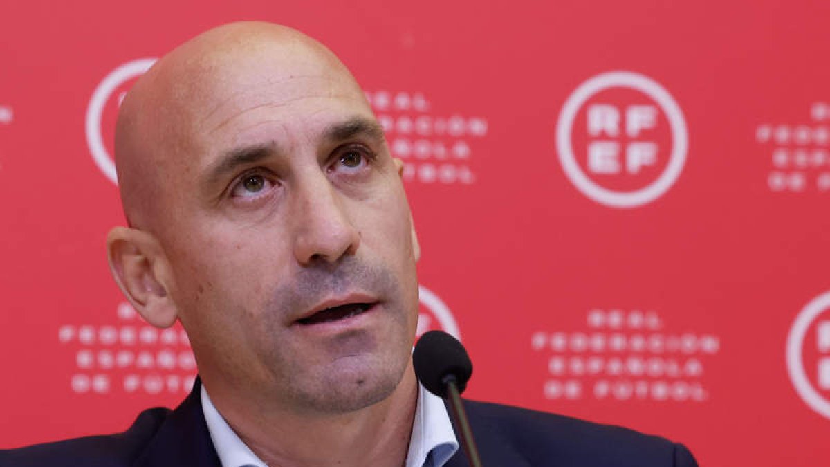 Las críticas se le acumulan a Rubiales por su acción con Jenni Hermoso tras la final del Mundial. J.J. GUILLÉN