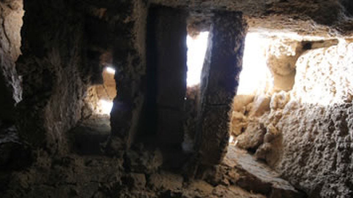 Hornos, granjas y estructuras inmuebles surgieron del subsuelo el verano pasado.