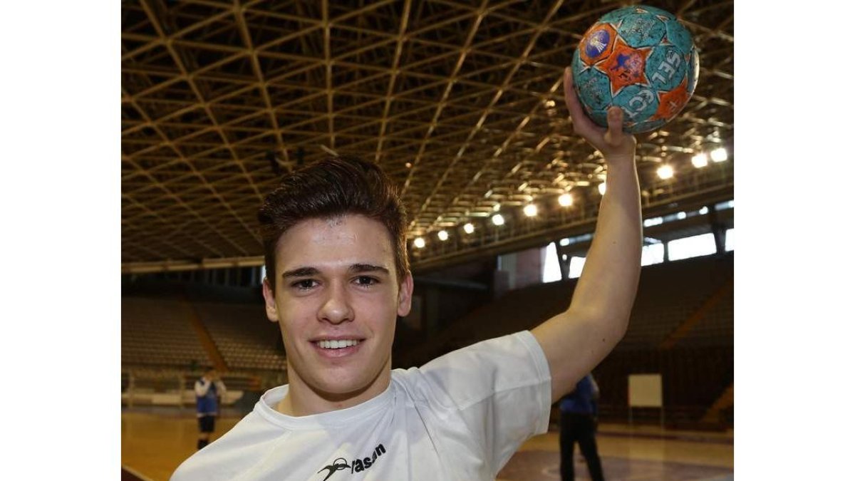 El extremo de la cantera, Mario López, que ultima la recuperación de su rodilla
