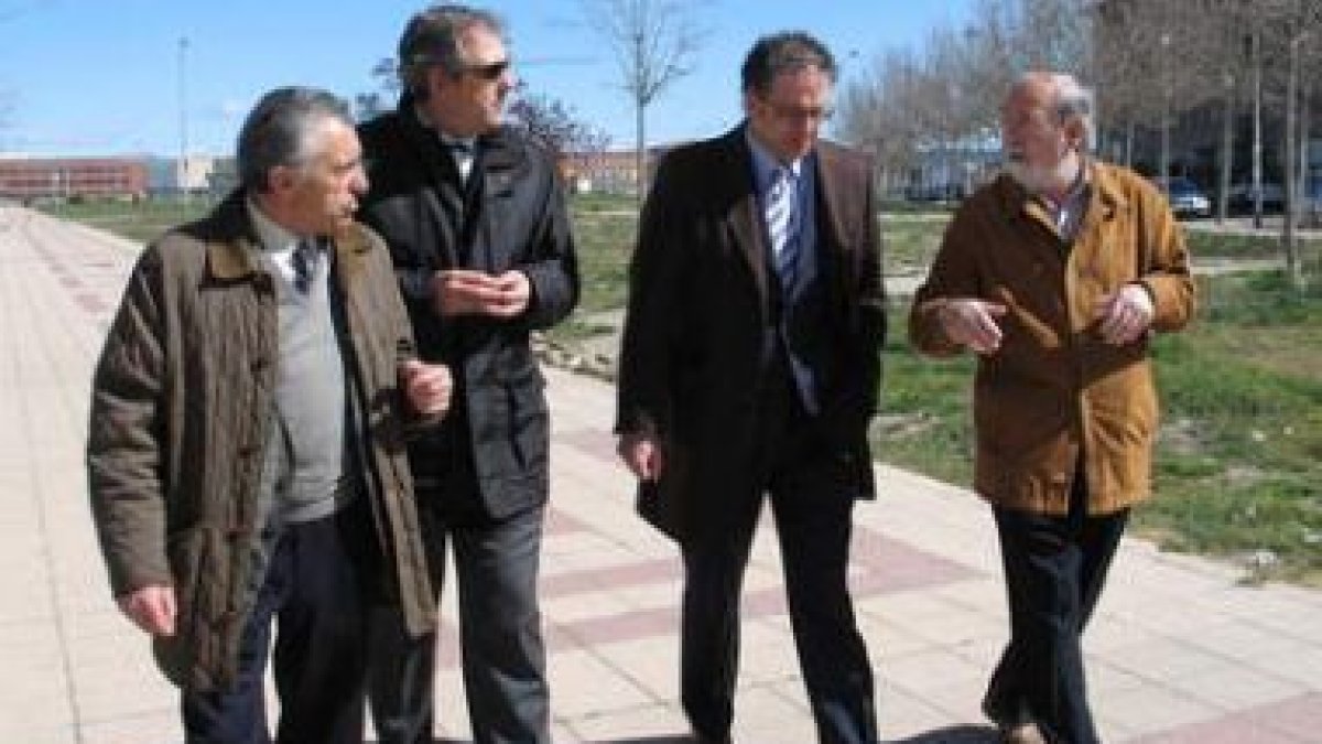 Canuria y Chamorro, en el centro, junto a representantes vecinales del barrio de San Mamés