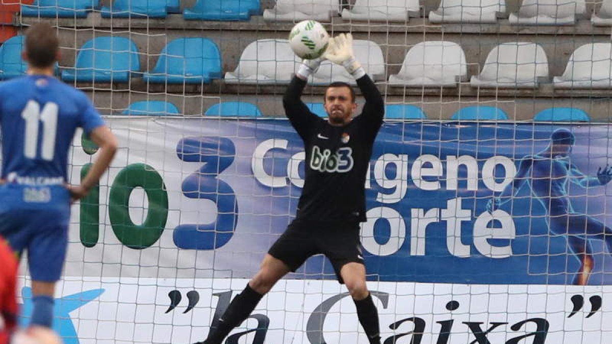 Dinu Moldován fue la estrella del cuadro berciano en el partido ante el Villarreal. L. DE LA MATA