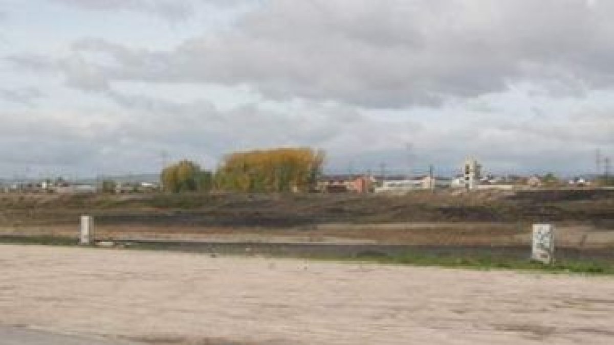 El centro irá junto al parque de bomberos, al fondo de los terrenos de la vieja montaña negra.