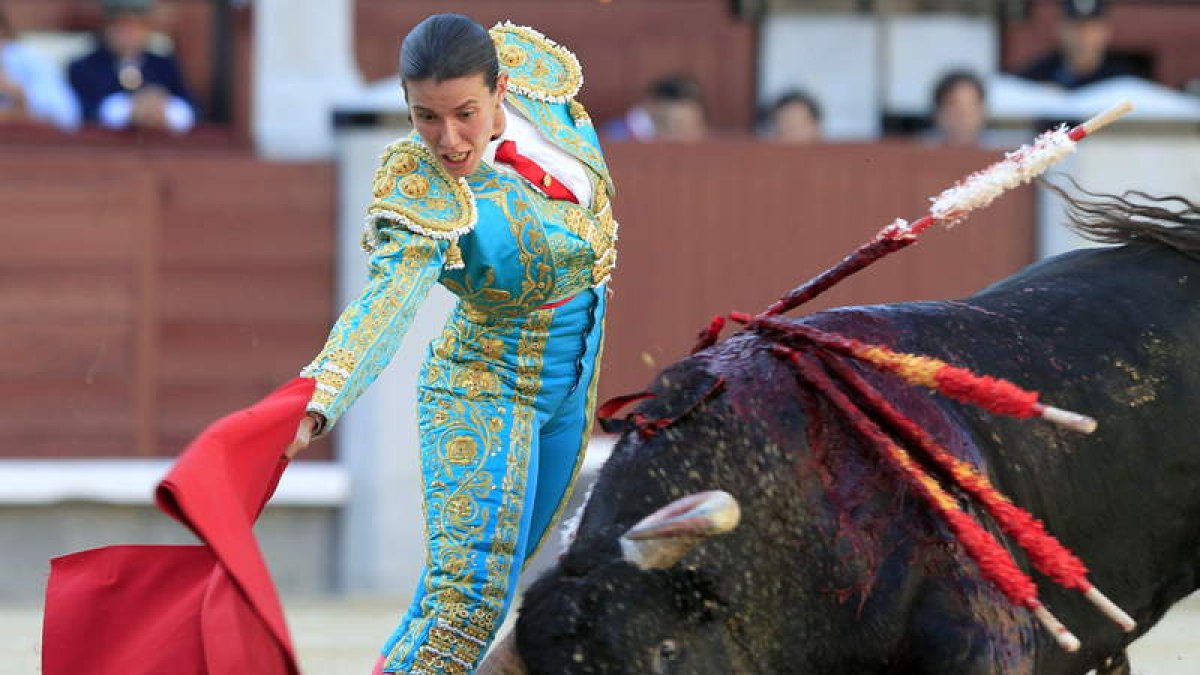 La novillera Conchi Ríos ayer en la faena de muleta a su primer novillo.