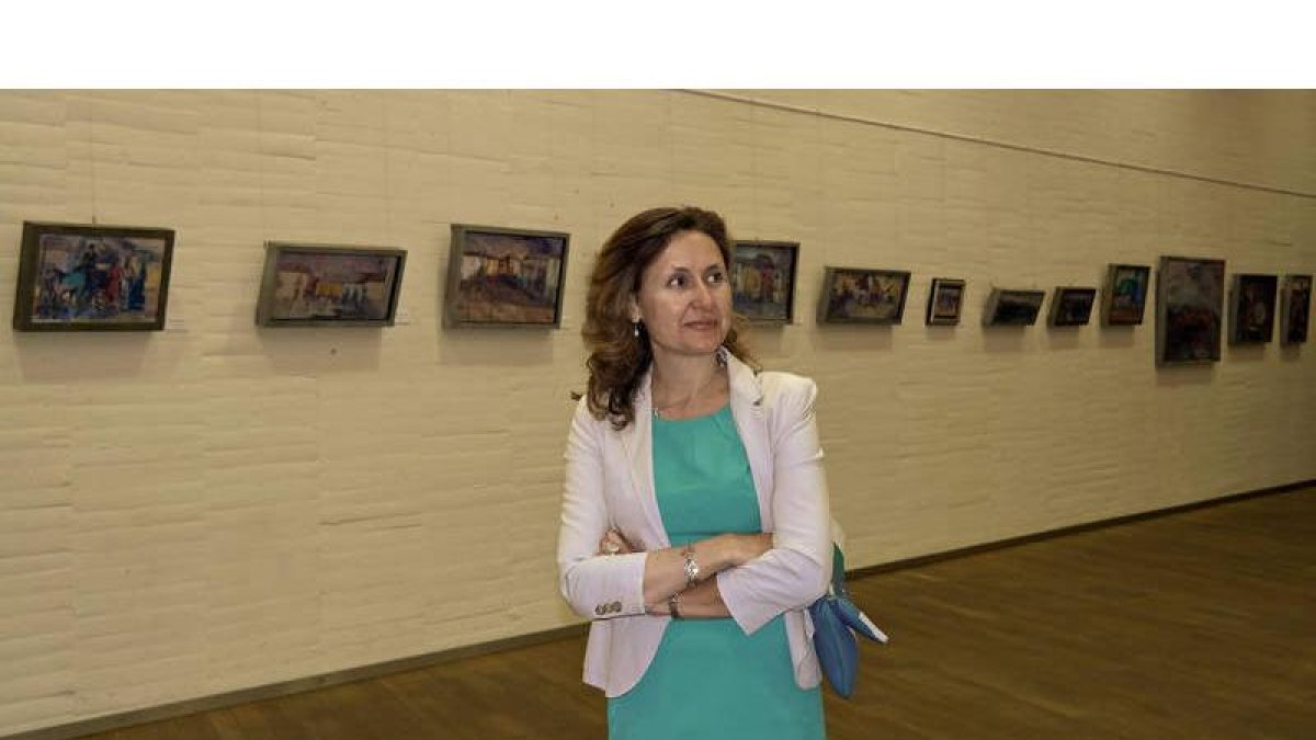 La pintora Yolanda Marchante recorre una de las salas del Auditorio que acoge su exposición.