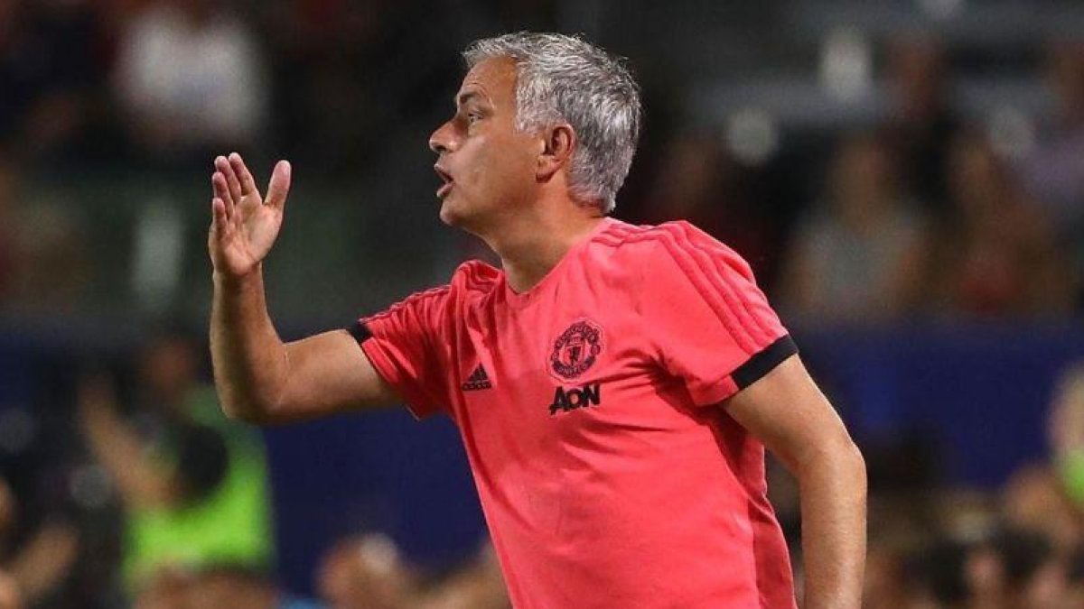 Mourinho da instrucciones durante el partido contra el Liverpool.