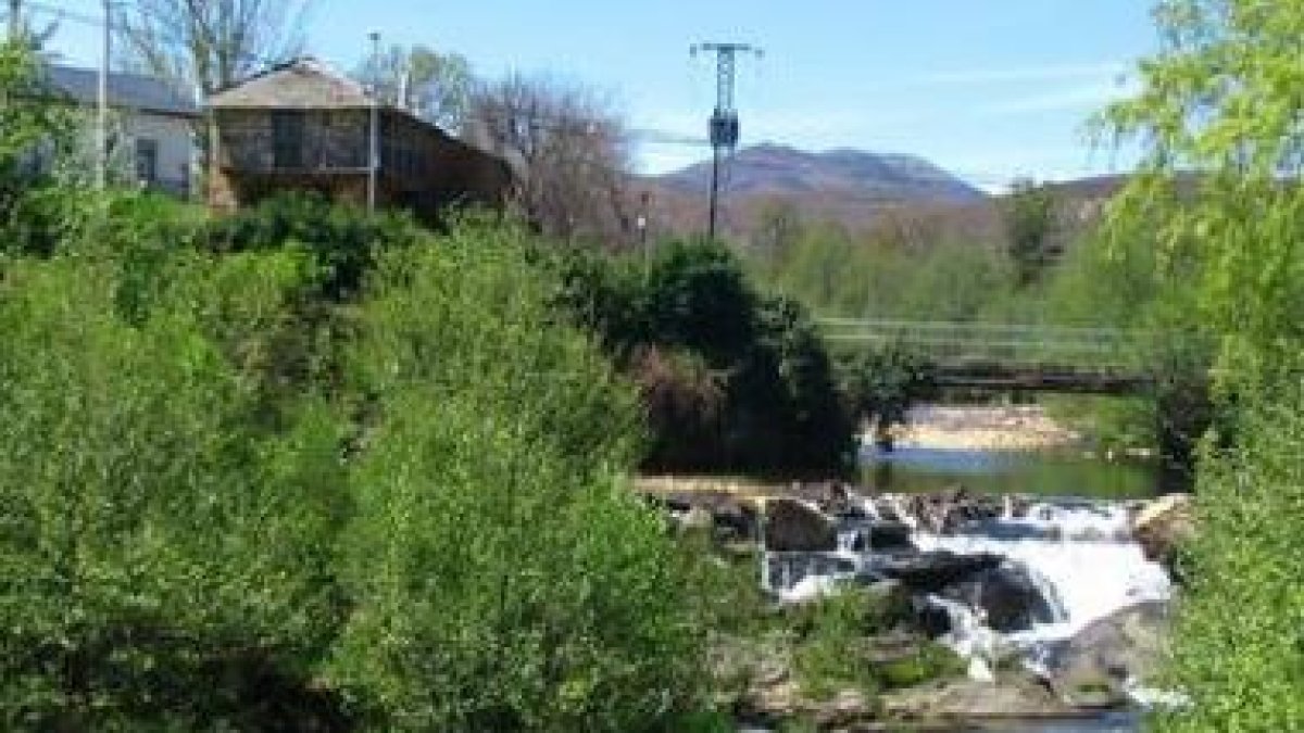 Vista parcial de la localidad de Truchas, con el río Eria bordeándola.