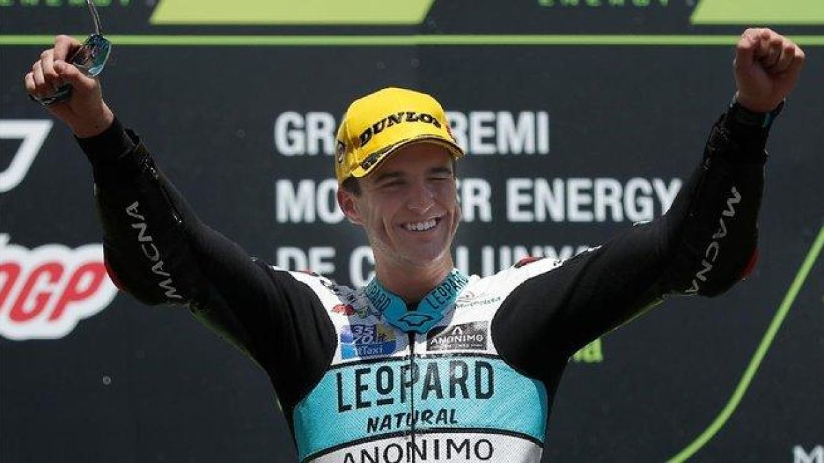 El andaluz Marcos Ramírez (Honda) celebra su primera victoria en el Mundial de Moto3, en el podio de Montmeló.