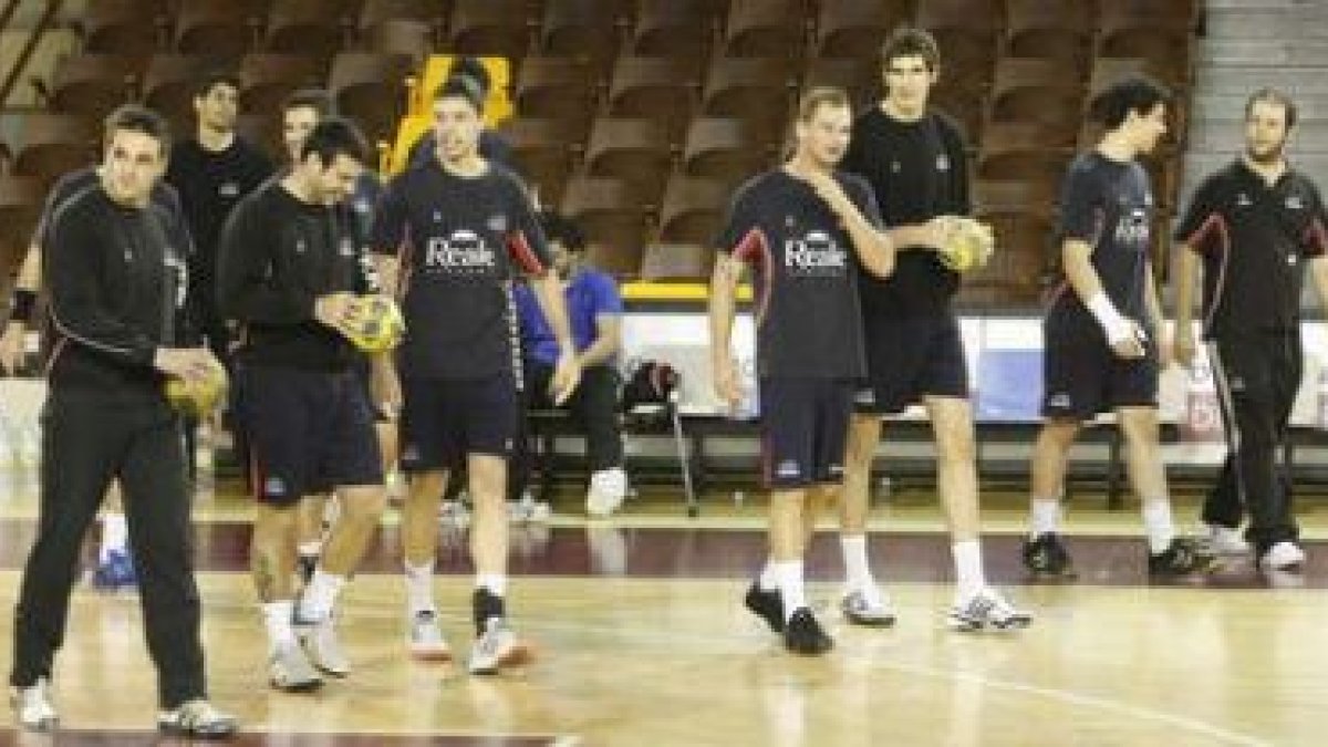 Los jugadores del Reale Ademar durante uno de sus últimos entrenamientos antes del partido.