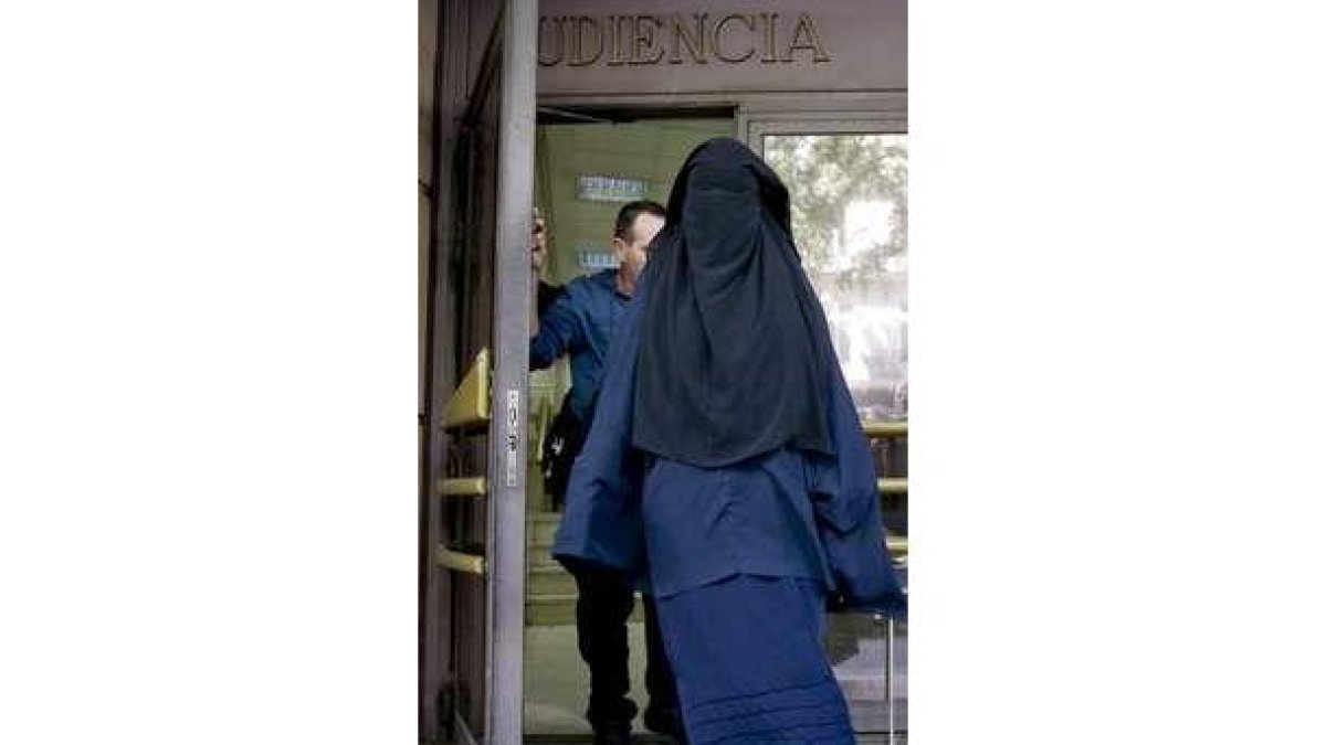 Una mujer con el burka sale de la Audiencia Nacional.