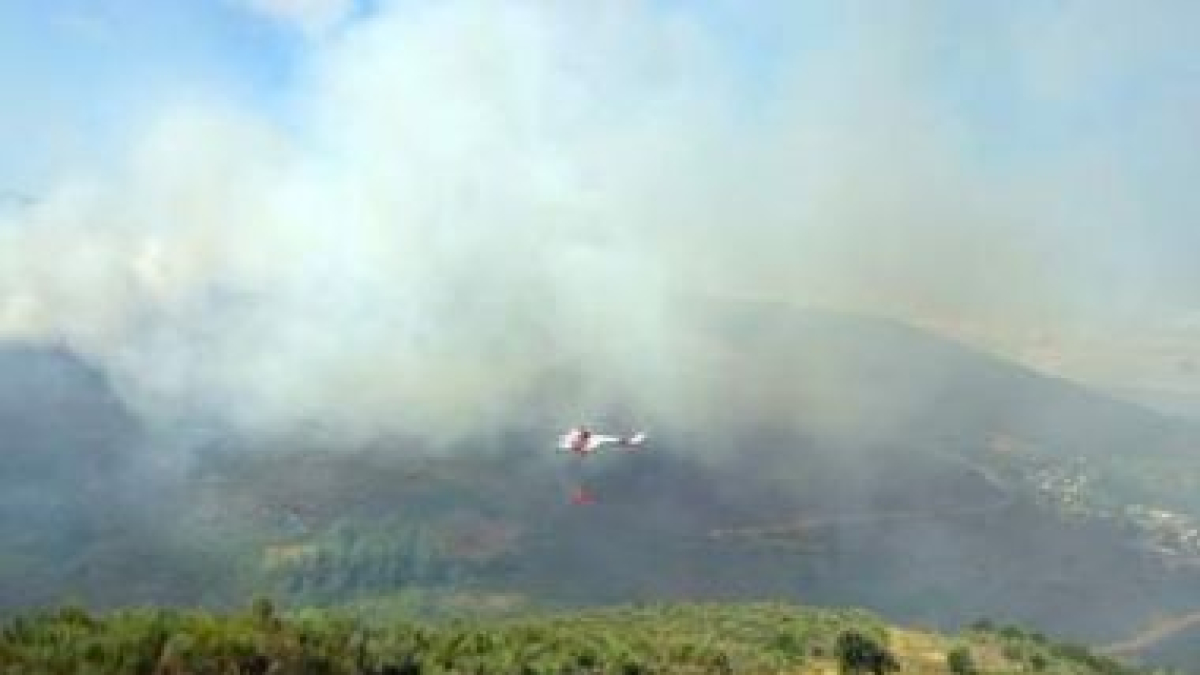 Un helicóptero sobrevoló el incendio el sábado.