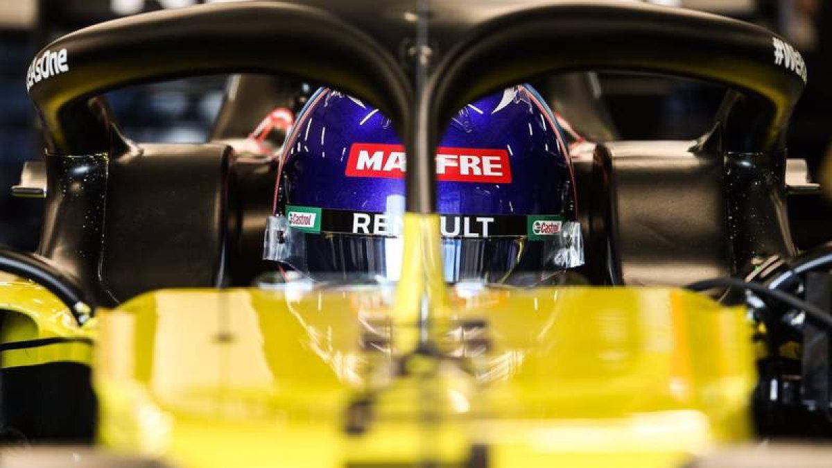 Fernando Alonso probó ayer el Renault en Barcelona. DL