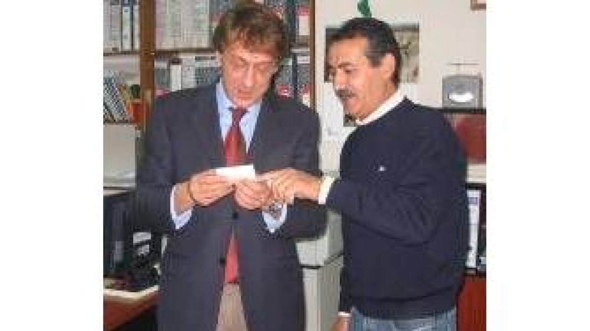 Marcelo Alonso entrega el carné a García-Prieto