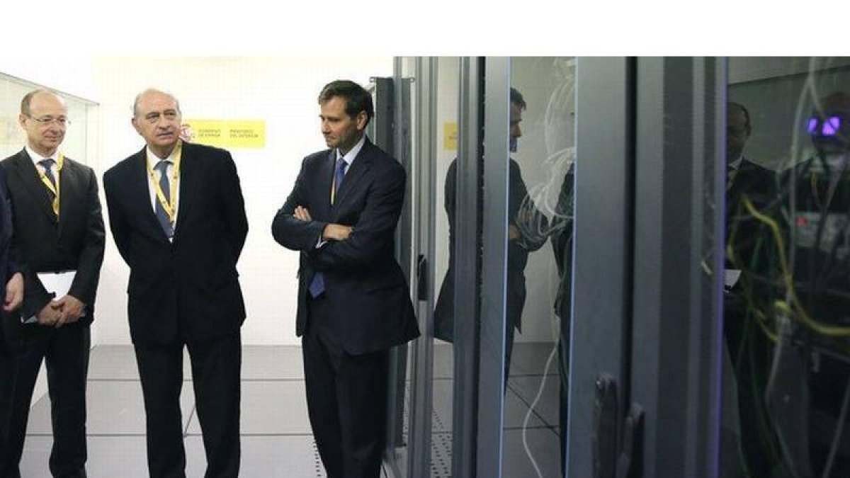 Jorge Fernández Diaz, ministro de Interior, durante su visita al centro de datos de las elecciones europeas, este sábado.