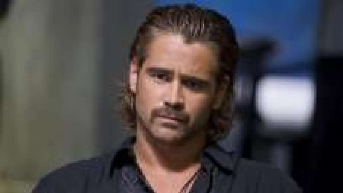 Colin Farrell caracterizado como Sonny Crocket