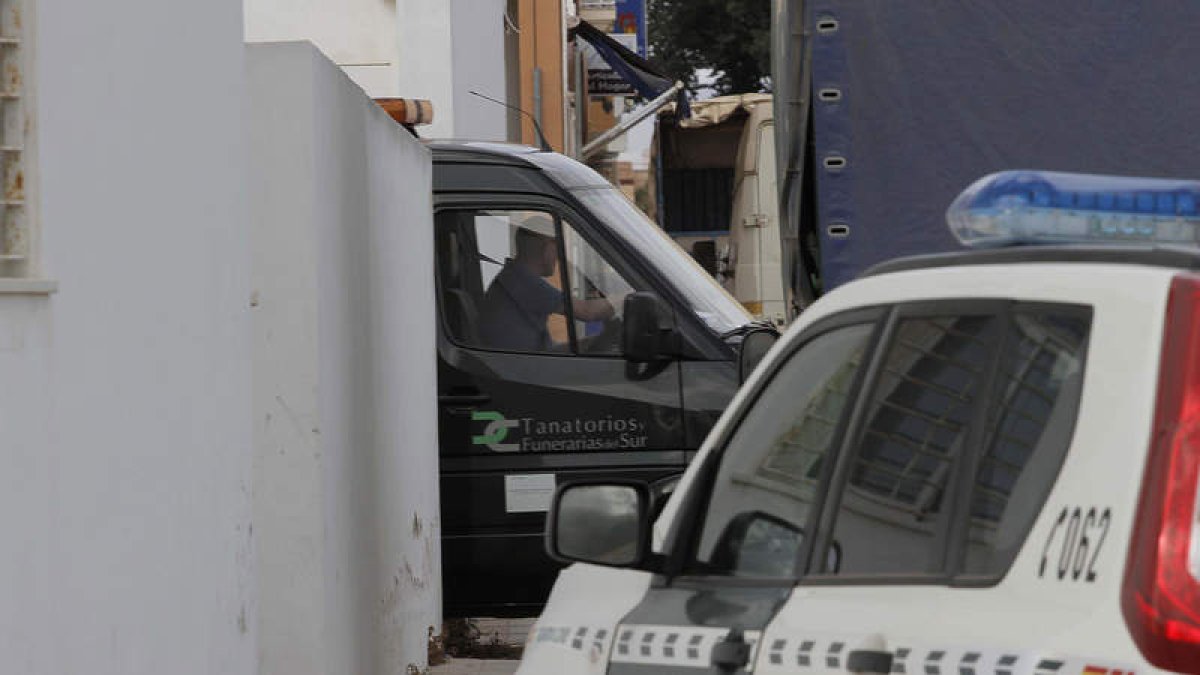 Salida del coche de la funeraria que traslada el cuerpo del bebé. RICARDO GARCÍA
