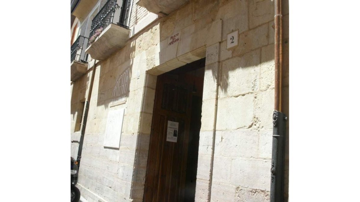 El palacio está ubicado en la calle Juan de Arfe.