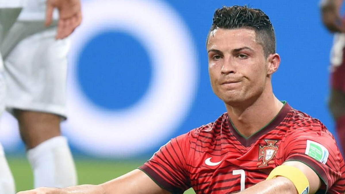 Cristiano Ronaldo se ve fuera del Mundial de Brasil.