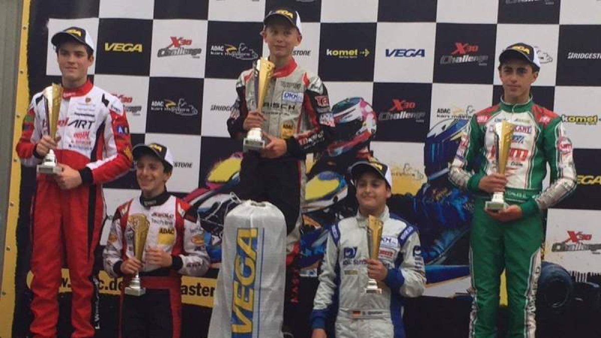 David Vidales, a la derecha en el tercer puesto del podio de la Adac Karts Masters en Ampfing. DL
