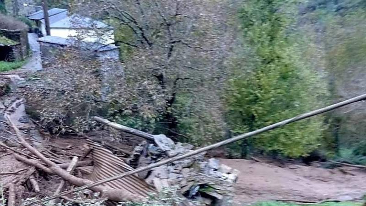 Tejado de una de las casas afectadas, junto al arroyo de Lusío. DL