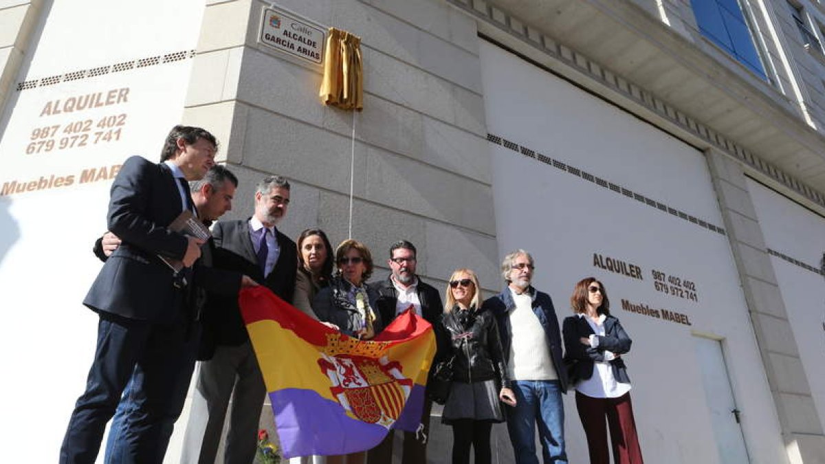La hija de García Arias y su familia regalaron un libro a Folgueral. Al descubrir la placa de la calle se desplegó la bandera republicana.