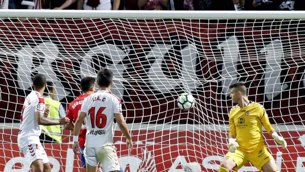El primer gol del Sporting, obra de Sergio Álvarez, ante la pasividad local. MARCIANO PÉREZ
