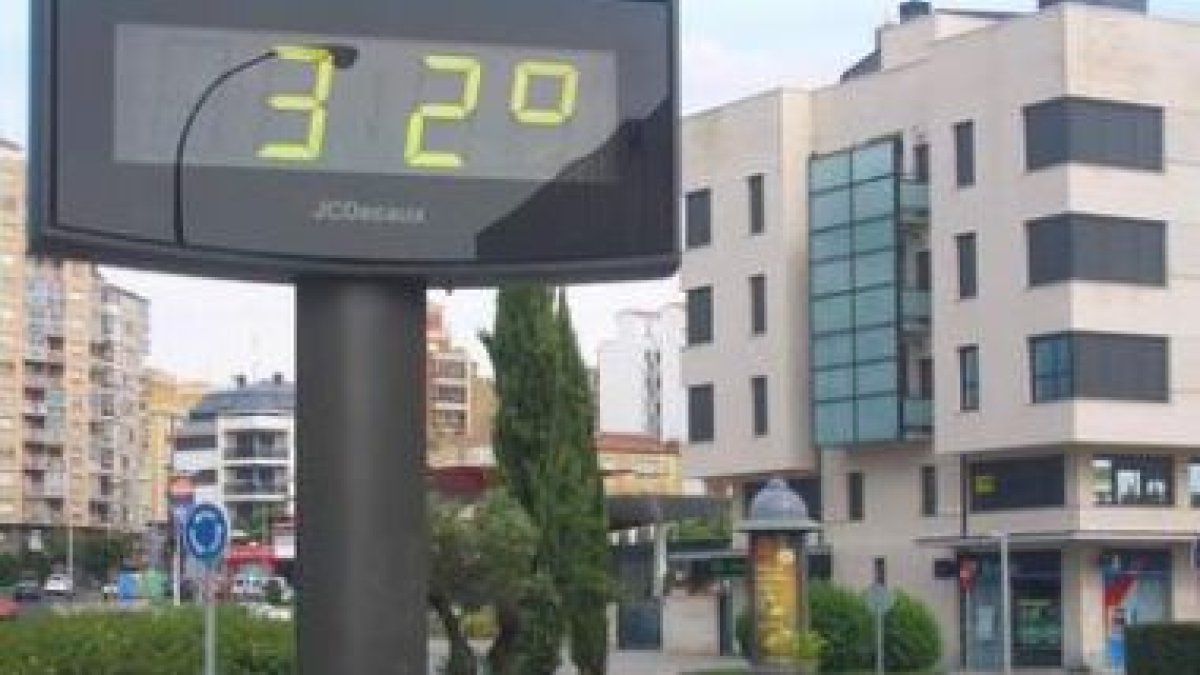 A mediodía ya se intuye por dónde va a transcurrir la jornada; ayer, un termómetro en León.
