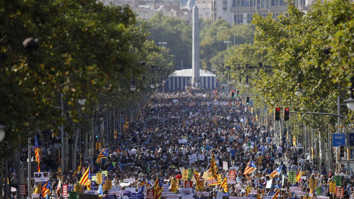 Un momento de la manifestación contra los atentados yihadistas en Cataluña que bajo el eslogan «No tinc por» (No tengo miedo) recorrió las calles de Barcelona. A. ESTÉVEZ