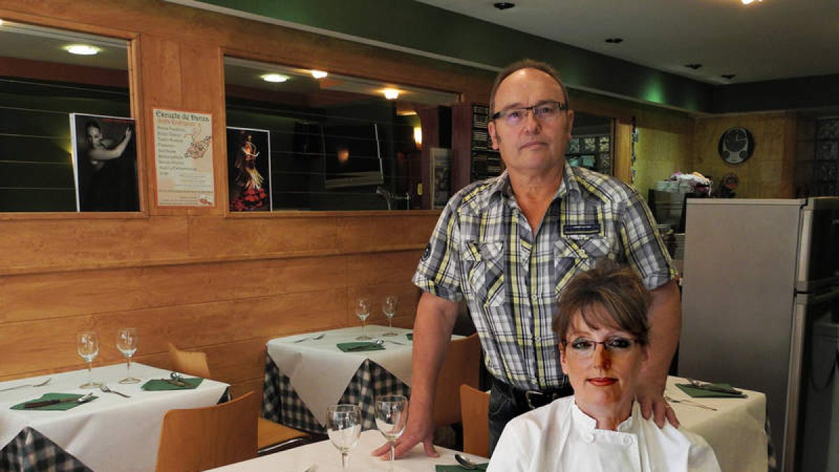 Rufino y Maite en el comedor de su restaurante Irish.