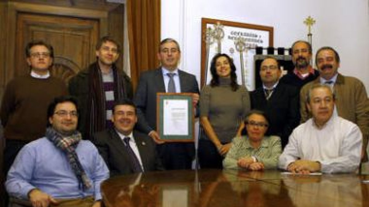 Representantes de la Junta Mayor de la Semana Santa junto al pregonero, Jorge Revenga, en el centro.