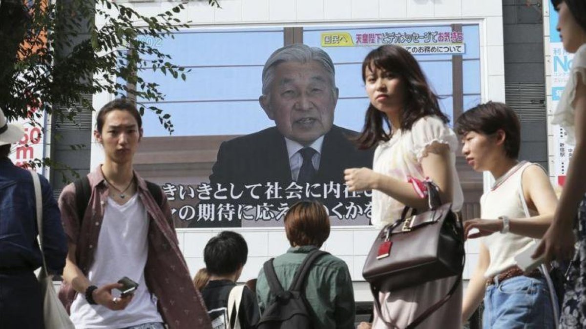Una pantalla muestra al emperador Akihito durante su discurso.