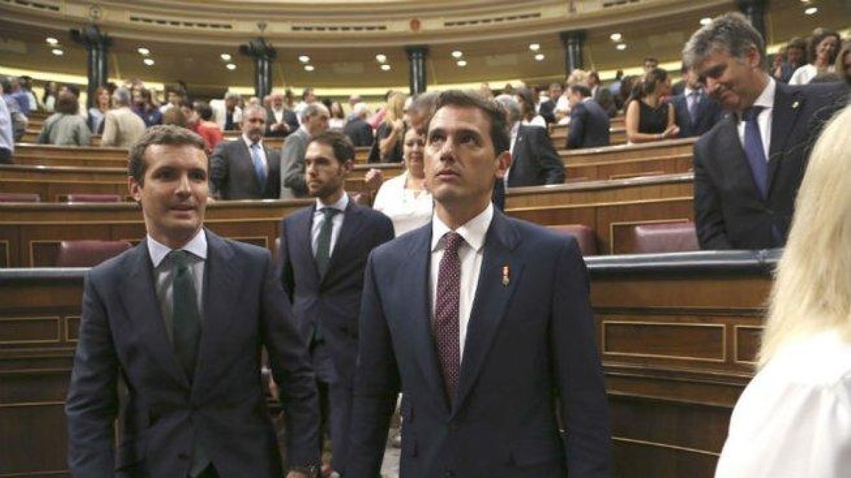 Pablo Casado y Albert Rivera en el Congreso.