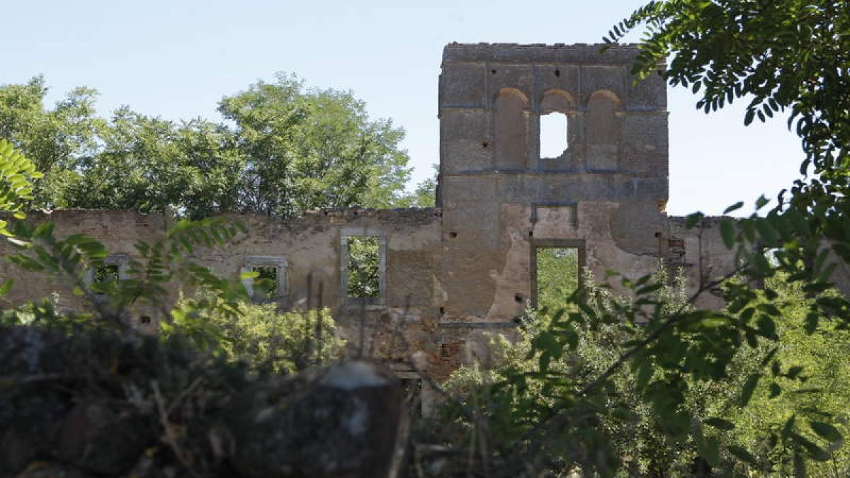 El monasterio de San Esteban de Nogales y lo que queda del castillo de Cea. Ambos monumentos están en la Lista Roja de Hispania Nostra.