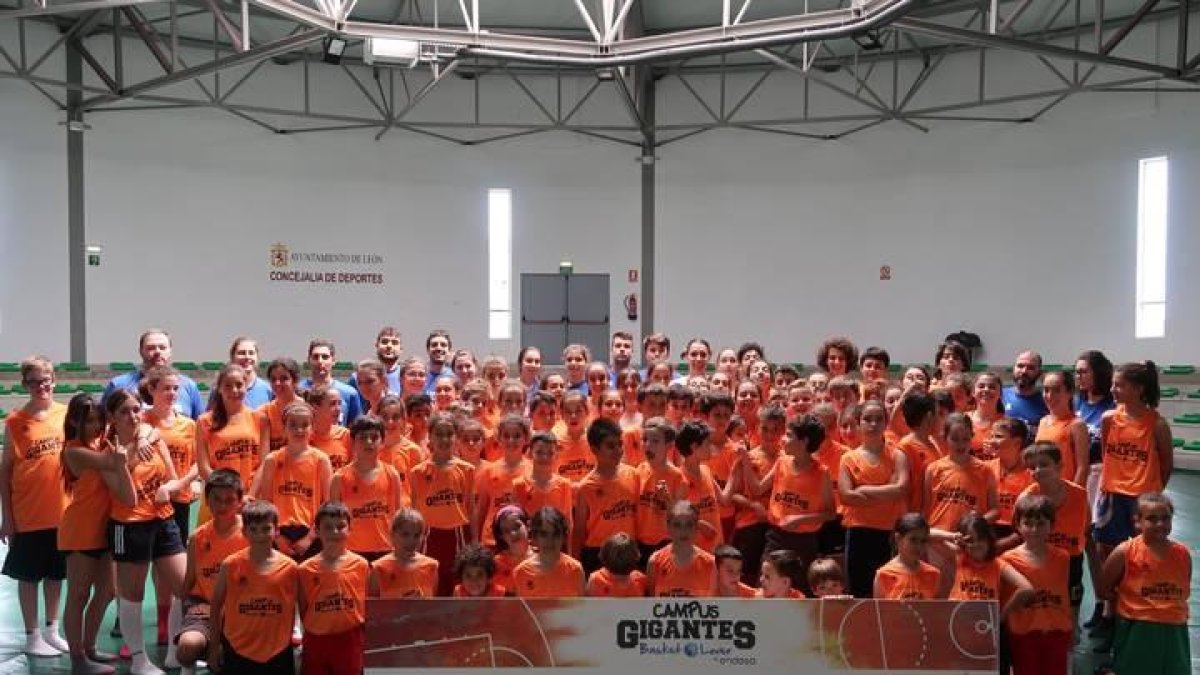 Foto de familia de los participantes en el Campus
