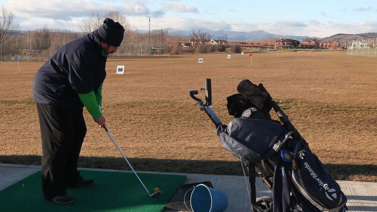 Un aficionado practica en la zona donde se acondicionará el futuro complejo de golf.