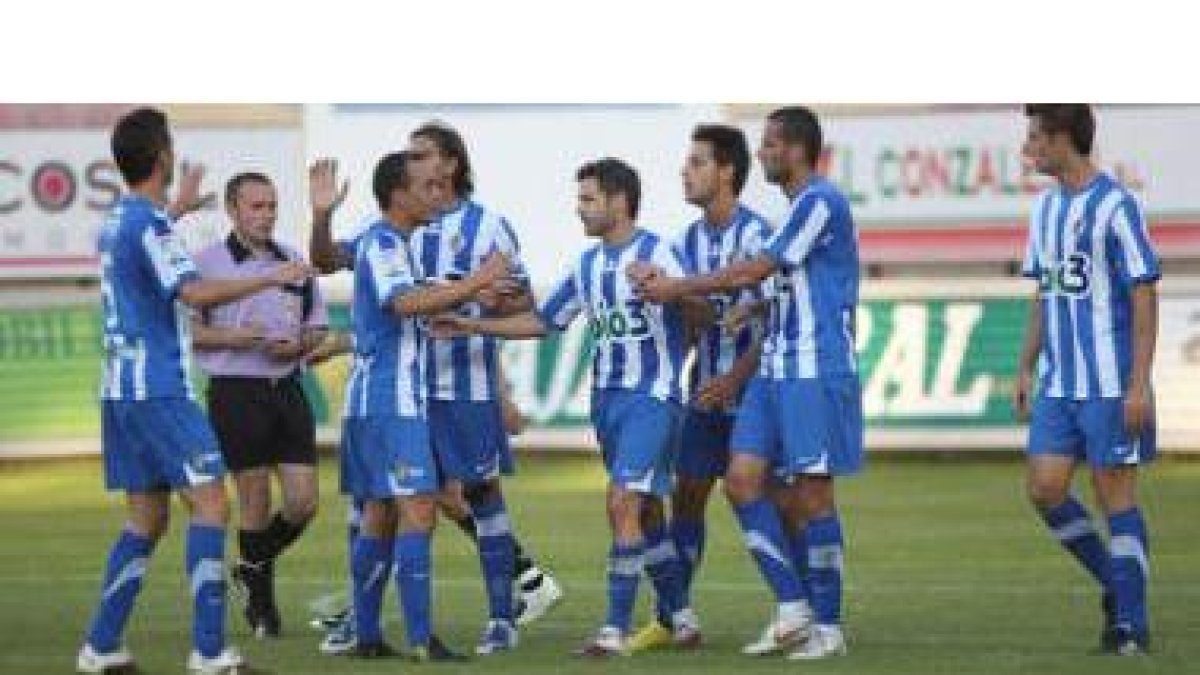 Los jugadores de la Deportiva Ponferradina celebran el triunfo frente al Zamora al final del partido