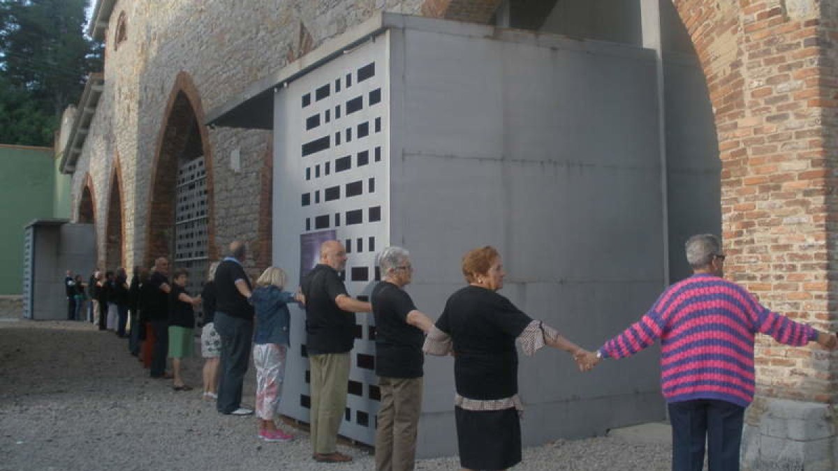 Los amigos del Museo de Sabero rodean el edifico con un 'abrazo'. CASTRO