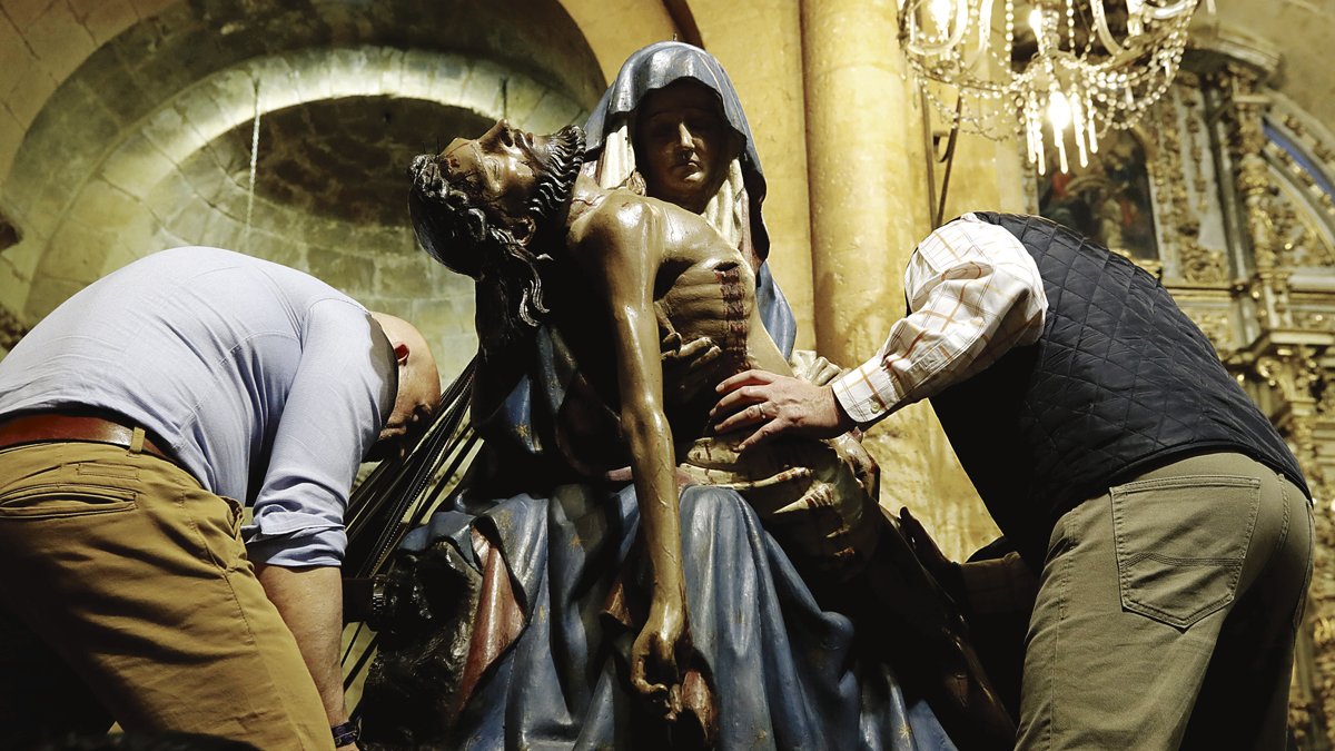El ritual de la bajada de la Virgen abre cada año la Semana Santa. RAMIRO
