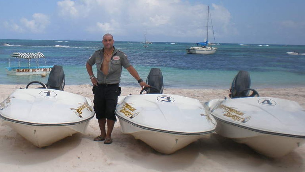 Mario Sandoval decidió emprender un negocio de lanchas de alquiler en Punta Cana, tras abandonar la práctica activa del fútbol. Playa Bávaro, en la imagen.