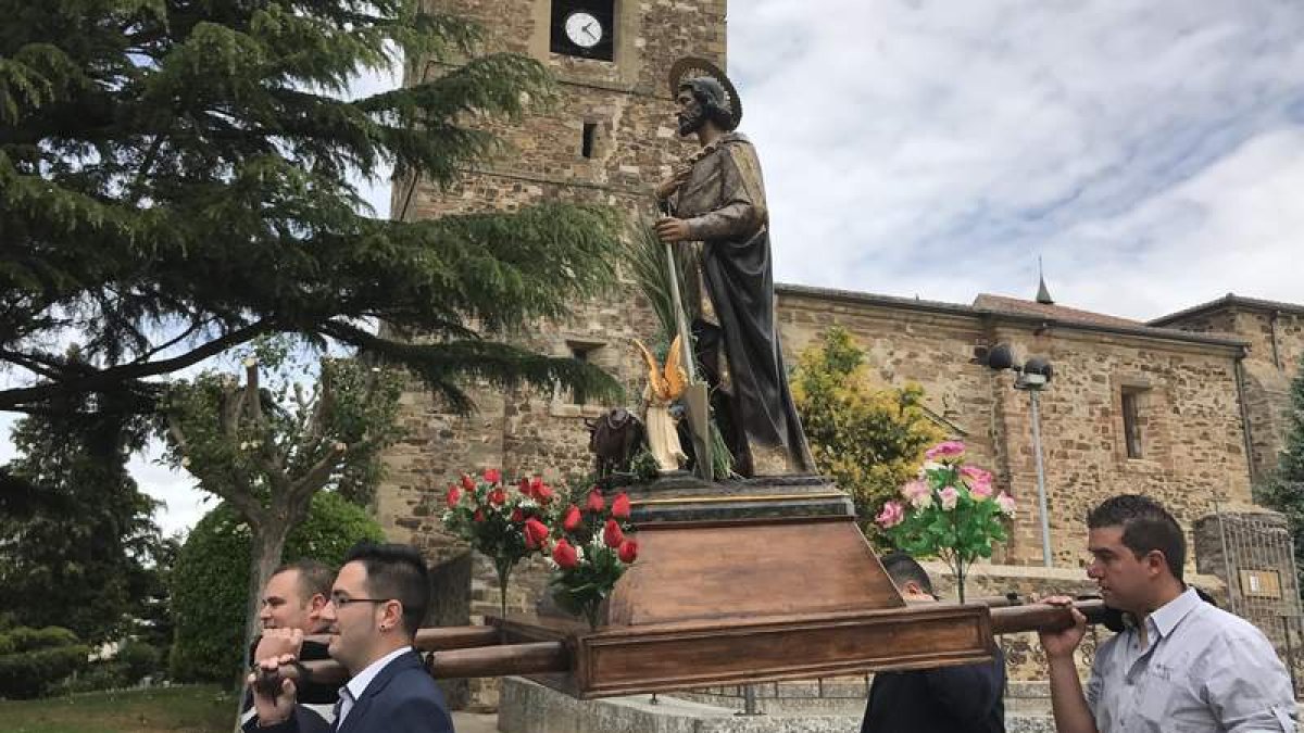 Tras la misa en Rectivía, san Isidro procesiona sobre un tractor. A. VALENCIA